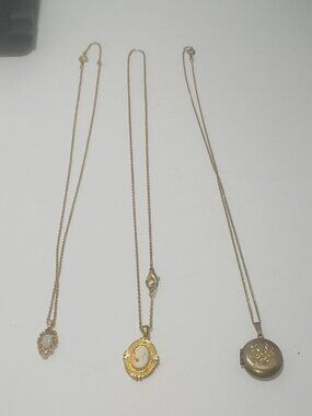 Lot Vintage Cameo Pendant Necklace - Gold Tone with Pearl Cameo - Unique/Vintage